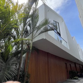 Комплекс современных таунхаусов в живописном районе Умалас (005493)