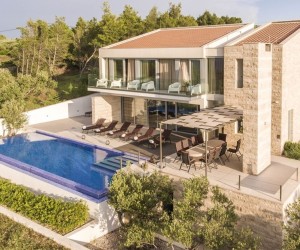 Luxurious and elegant villa with pool, in the coastal village of Splitska, island of Brac (012280)