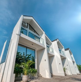 Уютные двухэтажные виллы на живописном полуострове Букит (003320)