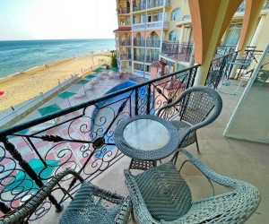 Two-room apartment in Elenite on the first line of the sea (454353)