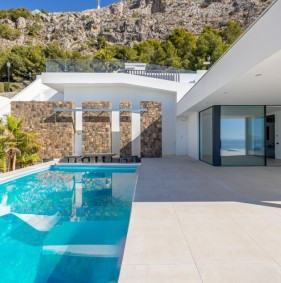 Розкішна вілла з панорамними видами на море в Алтеї (250237)