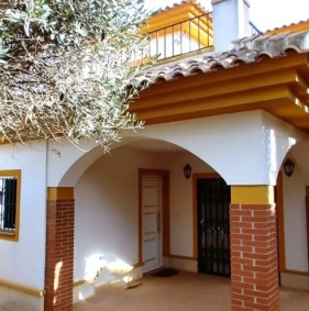 Елегантна двоповерхова вілла з терасами в Рохалес (276237)